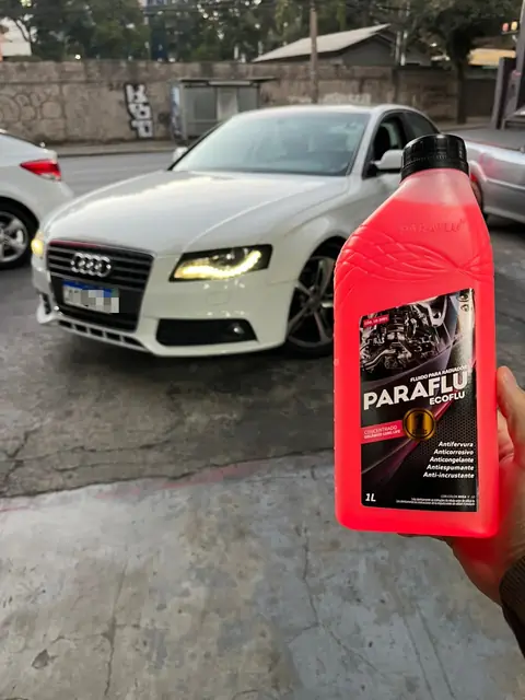 Audi A4 branco e frasco de fluido de arrefecimento