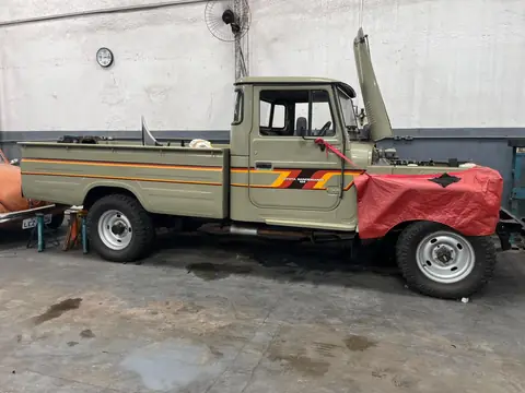 Toyota Bandeirante 4x4 com o capô aberto