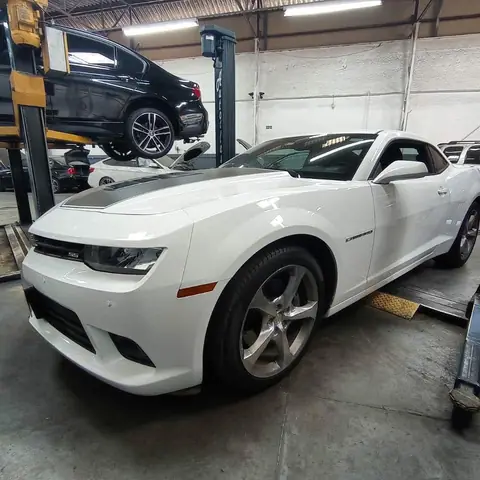 Chevrolet Camaro SS branco na oficina
