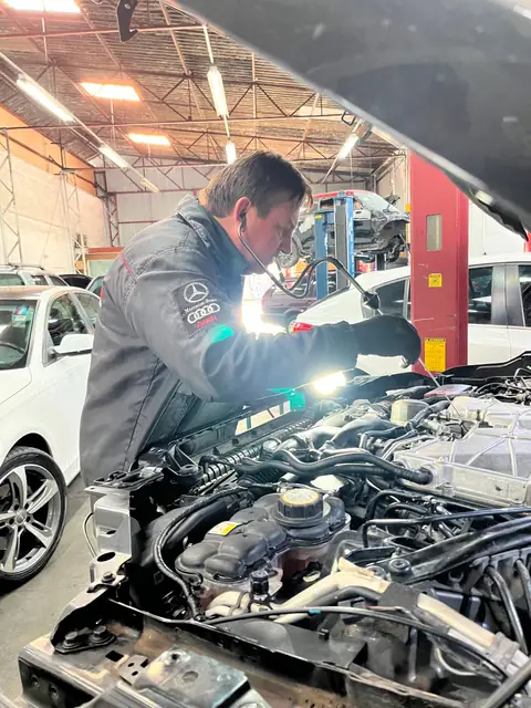 Mecânico da AutoClass ouvindo o motor com um estetoscópio