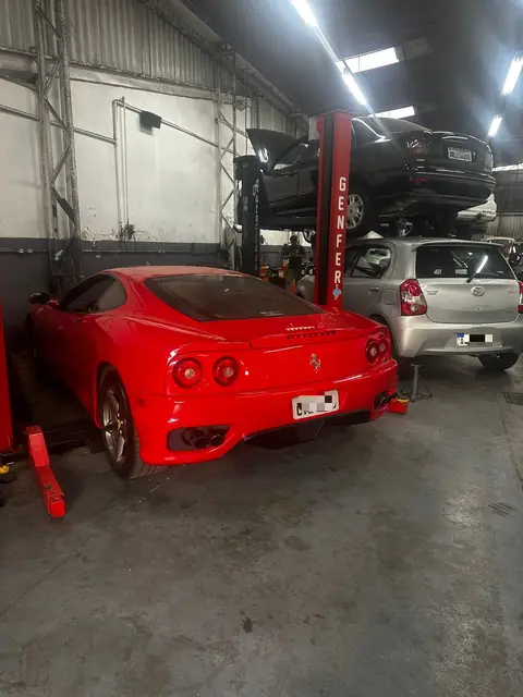 Ferrari 360 vermelha na oficina