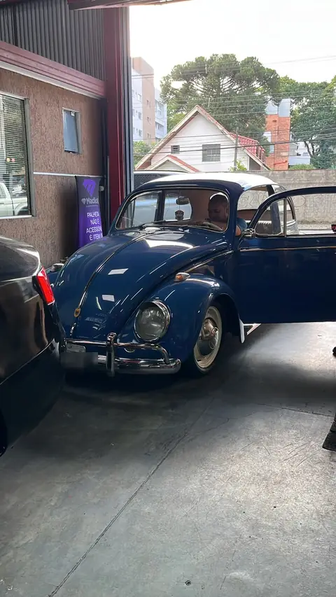 Fusca azul entrando na oficina