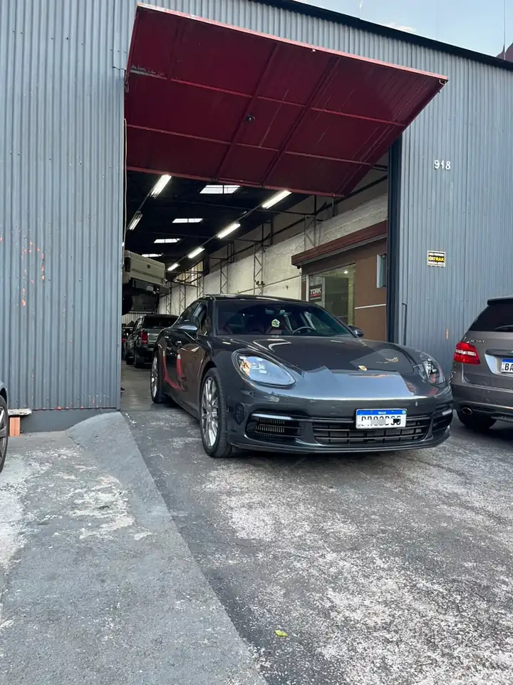 Porsche Panamera saindo da AutoClass, na Rua Campos Sales, 918