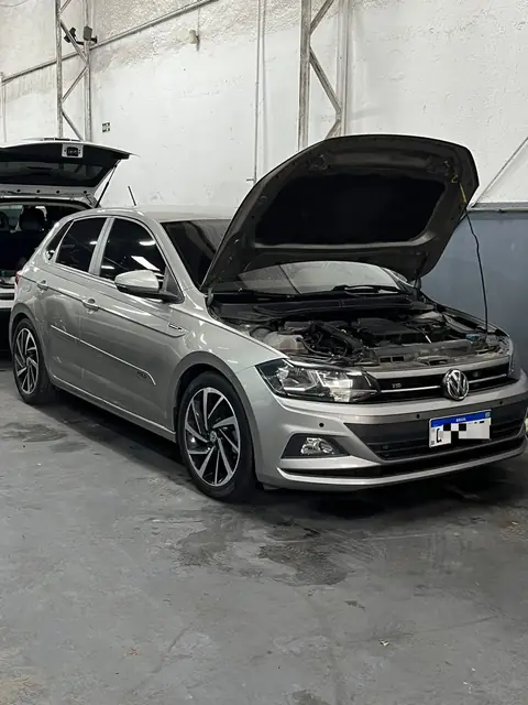 Volkswagen Polo TSI com o capô aberto