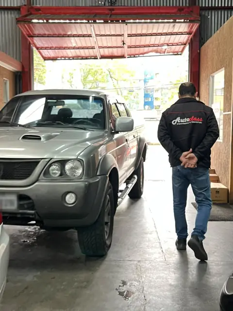 Mitsubishi L200 entrando na oficina